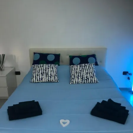 Modern Walls Apartment *